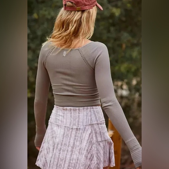 Free People FP Movement Cut It Out Long Sleeved Top in Desert Taupe XS/S - Picture 3 of 9